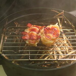 フィエルテ - ブルターニュ産オマールブルーの藁で燻したところのプレゼンテーション