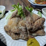 ナカガワ☆スエ食堂 - 骨付地鶏の唐揚げ（下味が醤油タレと塩の2つの味が楽しめます）