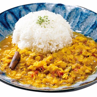 ランチタイムは種類豊富な本格カレーがリーズナブル！