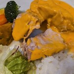 キッチン ブルー グローブ - チェダーチーズソースをタップリ