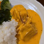 キッチン ブルー グローブ - まだまだ、チェダーチーズソースはタップリ！