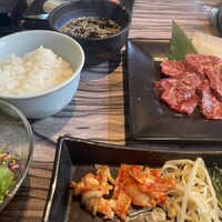 焼肉 べこ亭 たまプラーザ本店 - 海苔スープ・キラキラ粒だったご飯