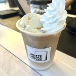 WHITE CANVAS COFFEE - カフェオレ(深煎り)にバニラアイス＆ホイップトッピング