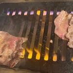 すずや - 【タン】昭和レトロで風情あふれる店内は味があり 落ち着きます( ✿˘︶˘✿ ).｡.:* ♬*゜そして煙モクモクの中で頂く焼肉＆ビールは最高にしあわせ(⋈◍＞◡＜◍)。✧♡
      