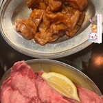すずや - 【上】上ミノ(700えん)
      コリコリ食感＆旨味溢れる(｡☌ᴗ☌｡)
      【下】☆タン(750えん)サッパリだけれども お肉の旨味あり٩(๑❛ᴗ❛๑)۶【2024年10月価格】✨.ﾟ･*..☆.｡.:*✨.☆