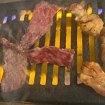 すずや - 【ロース・カルビ・上ミノ？】昭和レトロで風情あふれる店内は味があり 落ち着きます( ✿˘︶˘✿ ).｡.:* ♬*゜そして煙モクモクの中で頂く焼肉＆ビールは最高にしあわせ(⋈◍＞◡＜◍)。✧♡
      