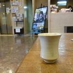 小松 弥助 - ホテルロビーにて開店前