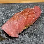 鮨 心白 - 中トロ　赤身と同じ大間産ですが別の個体だそうです　2週間熟成で悶絶