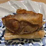 鮨 心白 - 太刀魚蕎麦粉揚げ　上に無花果揚げを乗せるなんて　甘塩っぱくて絶妙な味わい　もっと食べたいｗ