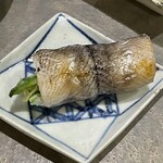 鮨 心白 - 以前もいただいた目光の塩焼　青紫蘇と明日葉を巻いて絶品の酒肴に