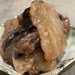 鮨 心白 - 鰺ヶ沢の鮃を茄子と葡萄で和えるとは　喫驚のアイディアですがしかもとても美味い