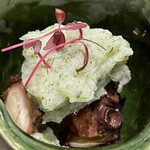 鮨 心白 - 石巻産の真蛸と川海苔　吉野川のすじ青海苔に2年氷室で寝かせたメイクイーンを合わせてあります　濃厚なのにさっぱり　