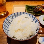 食堂わた - 土鍋炊きですが、少しだけ固めに炊き上げてくれている、個人的好みのご飯。"おこげ"も嬉しいサービス。