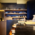 食堂わた - 大将が時間を掛けて集められた、数々の賞器が並べられています。