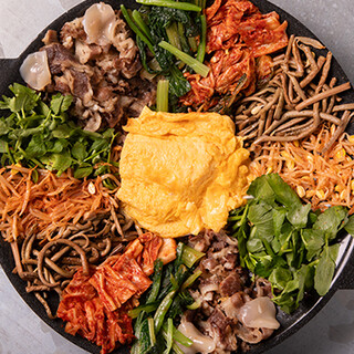 鉄鍋で焼いて食べる「チャドルバギクジョルパン」が看板メニュー