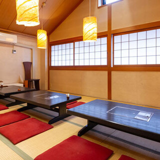 ご家族のお食事からご接待にも対応する、落ち着きのある和空間