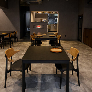 グレーを基調にしたおしゃれで落ち着いた雰囲気の店内