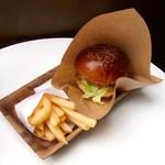 ハリウッドバーガー - カマンベールチーズバーガーとポテトのセット（850円）