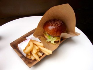 HOLLYWOOD BURGER - カマンベールチーズバーガーとポテトのセット（850円）