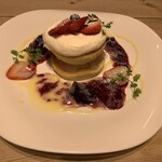 カフェ アクイーユ - いちごベリーパンケーキ