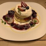 カフェ アクイーユ - いちごベリーパンケーキ