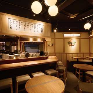 店内は和モダンな雰囲気の気軽に寄れる高架下のにぎやかな酒処♪