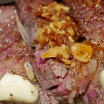 1ポンドのステーキハンバーグ タケル - チャックアイステーキにガーリックオイル