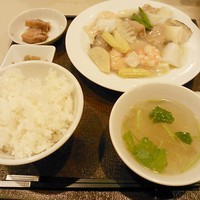 礼華 - 平日ランチ１３００円　木綿豆腐の五目塩煮込み