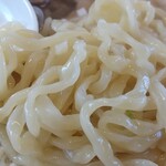 喜一 - 中太麺がスープに絡む