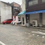 RAMEN TOIRO - 店舗は少しわかりにくい場所にあります！このピンクの旗を目印にして下さい☀️