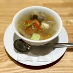 洋食 おがた - 野菜がゴロゴロとたくさん入った優しい味わいのスープ