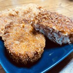 倉持精肉店 - 小さい皿に三品をてんこ盛り、見場悪い