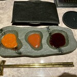 個室焼肉 牛姫 - 右から、自家製ダレ・梅ダレ・辛味噌ダレ