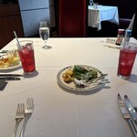 ロウリーズ・ザ・プライムリブ 大阪 - カシスジュースと前菜(コーナーから適宜取ってくる)。