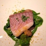 レフェルヴェソンス - やわらかく焼き上げた石鯛と菜の花、大浅蜊、唐墨、山椒の葉とオイル　こちらも中はほぼレア　