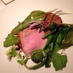 レフェルヴェソンス - 岩手白金豚のロース肉を窯で焼いて、ふきのとうのピュレと甘酸っぱい肉のジュ、山菜たちと黒オリーブ