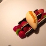 レフェルヴェソンス - とちおとめと空豆のクレーム・オ・ブール、抹茶メレンゲ、マンダリンオレンジのアイスクリーム