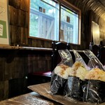 おむすびスタンド くど - このおにぎり乗っせてるやつと壁の木一緒？