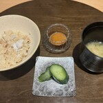 乙味 あさ井 - 釜飯　味噌汁　きゅうり漬物