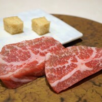和牛焼肉 ワンダフィレ - ・黒毛和牛厳選赤身に馬路村赤キャップポン酢泡醤油を添えて