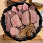 牛たん けやき - 2024.10.6（日）夜　（2回目の訪問）
      牛たんとご飯の間には
      沢山の牛の佃煮が敷き詰められていますよー。
      たまたまかもしれませんが前回より大きな塊の佃煮