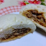 山珍 - 豚まんを割ってみました。