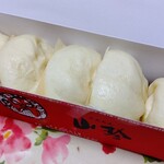 山珍 - 1箱は5個入りです。豚まんの下にタレと和菓子が入っています。