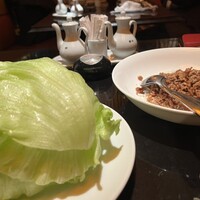 廣東料理 民生 ヒルトンプラザウエスト店 - 挽肉のレタス包み