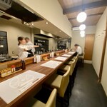 とんかつ 蒼樹 - カウンターのみの店内♪︎
                                狭いけど、清潔感は抜群！
                                来店順に奥から...って詰め方じゃなく、予約の来店時間を考慮して居心地の良い配置にしてくれる♪︎