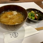 とんかつ 蒼樹 - 豚汁＆漬物の盛り合わせ
      豚汁はおかわり出来る！
      バリウマ♡