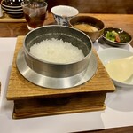 とんかつ 蒼樹 - 月替り釜炊き白飯
      来店してからの火入れなんで、炊きたてが食べれる♪︎
      名前通り月替わりでお米が変わるそう。
      今回は、新潟産｢昔ながらのコシヒカリ｣。