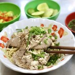Hủ Tiếu Mì Thập Cẩm - 豚肉とレバーの玉子麺汁なし