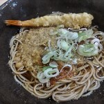 ゆで太郎 もつ次郎 - そばに海老天投入