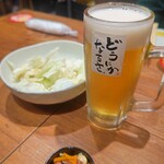 新時代 - 生ビール￥190(税別)と塩ダレキャベツ￥280(税別)